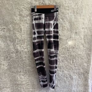 Ladies Size XS Nike Pro Full Length Leggings.